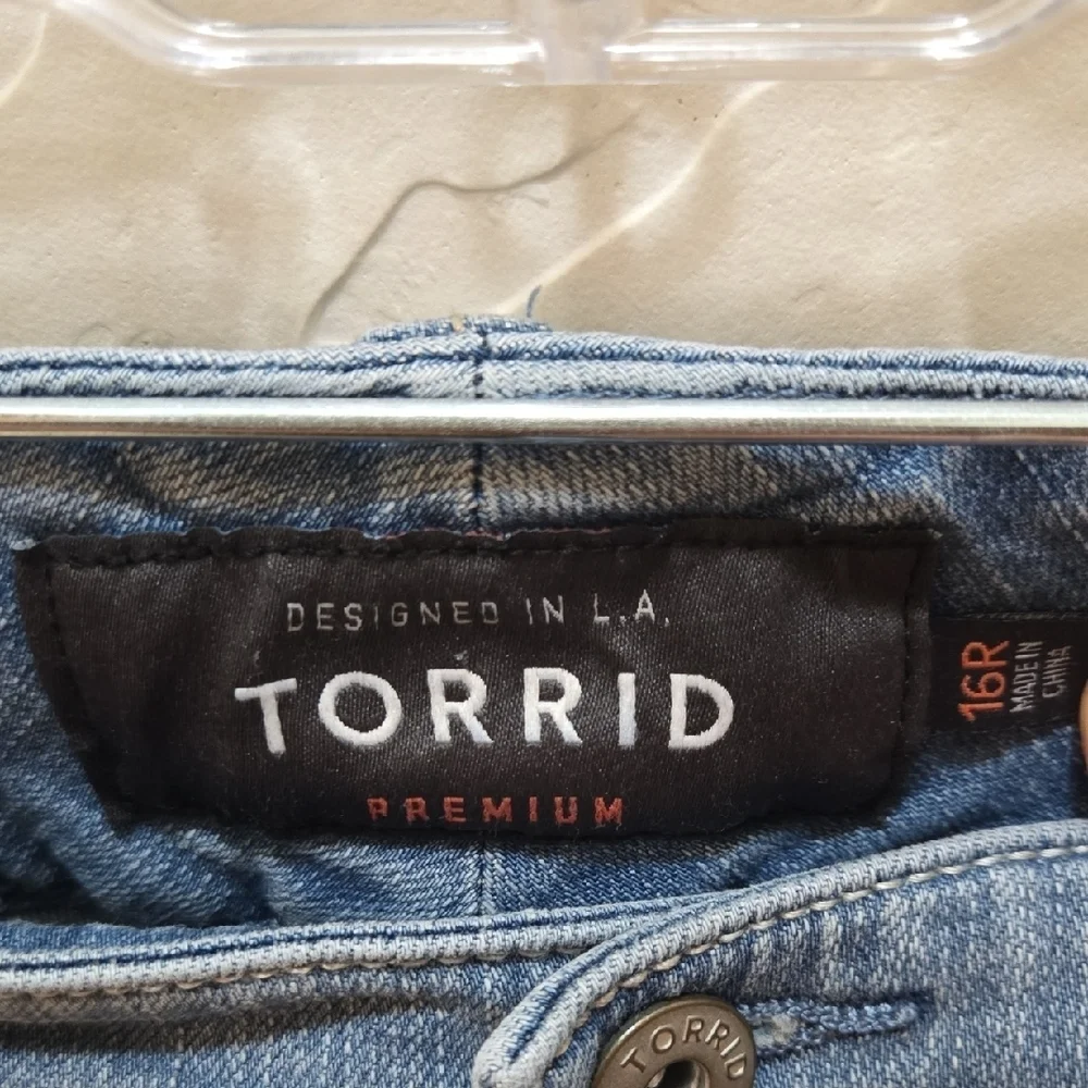 3/$10 Torrid Denim Blue Cropped Jeans